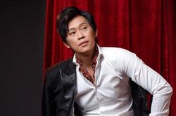 Hoài Linh có hành động đặc biệt ngay trên sân khấu hội chợ