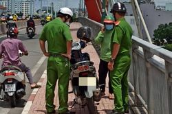 2 sinh viên nhanh trí ứng cứu khi phát hiện cô gái nhảy sông Sài Gòn tự tử