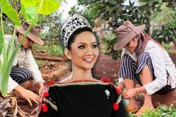 Góc tự hào, H'Hen Niê gác lại danh hiệu Top 5 Hoàn vũ, về quê hóa thôn nữ trồng rau cùng buôn làng
