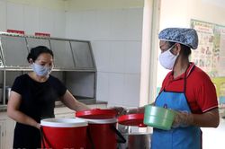 Bảo đảm an toàn bữa ăn bán trú cho trẻ mầm non
