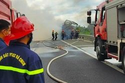 Cảnh sát lao vào lửa, dập tắt đám cháy xe chở dầu trên cao tốc