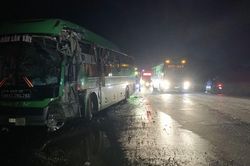 Bình Phước: Xe ben đâm nát đầu xe khách, nhiều người may mắn thoát chết