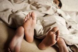 Đang 'mây mưa' với gái gọi thì lỡ chạm vào nút gọi cho vợ sắp cưới, chuyện sau đó khiến anh ta phải hối hận