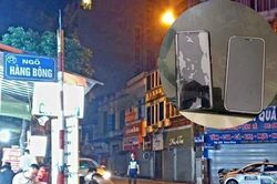 Lái xe taxi đã giao nộp 2 điện thoại di động được cho là chiếm đoạt của hai du khách người Nga