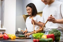 Chuyện chồng nấu cơm cho vợ gây tranh cãi ở Trung Quốc