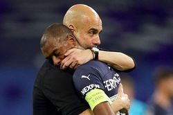 Man City bị loại cay đắng, fan MU khắp nơi ăn mừng