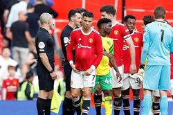 Ronaldo lần thứ 3 liên tiếp nhận giải thưởng ở Man United