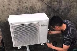 Thời tiết nắng nóng ngay đầu hè, thợ sửa chữa điều hòa 'làm không kịp thở'