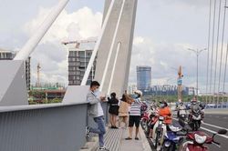 Đậu xe check-in trên cầu Thủ Thiêm 2, coi chừng bị phạt đến tiền triệu