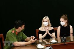 Hà Nội: Hai du khách người Nga nhận lại tài sản bị chiếm đoạt