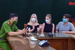 Trao trả tài sản cho 2 khách du lịch Nga