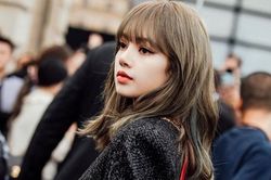 Lisa (BLACKPINK) sải bước sàn diễn, trình catwalk được cho là 'đá văng' Kendall Jenner 'ra chuồng gà'