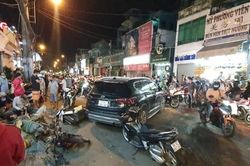Xế hộp ôm cua lùa hàng loạt xe máy, tài xế bỏ mặc nạn nhân lẩn trốn