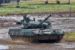 Cận cảnh xe tăng Nga nạp đạn, pháo kích vào mục tiêu Ukraine