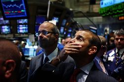 Chứng khoán Mỹ rơi tự do, Dow Jones mất hơn 1.000 điểm
