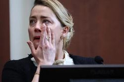 Amber Heard khóc lớn ở tòa: 'Johnny Depp nhiều lần dọa giết tôi'