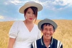 Con gái bán công ty, cùng bố nuôi đi du lịch khắp Trung Quốc