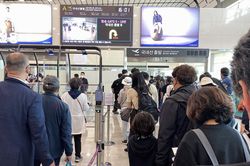 Hàn Quốc miễn thị thực cho du khách quốc tế đến Jeju, YangyangBộ trưởng Nội vụ Hàn Quốc Jeon Hae-cheol vừa cho biết, nước này sẽ cho phép du khách nhập cảnh miễn thị thực qua các sân bay quốc tế Jeju và Yangyang bắt đầu từ ngày 1/6, nối lại chương trình m