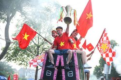 Cổ động viên Việt Nam khuấy động SVĐ Việt Trì trước giờ G