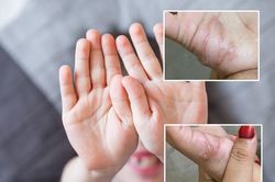 Để con nghịch cát, mẹ phát hiện điều kinh dị trong tay con