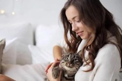 Âu yếm thú cưng khi ngủ, cô gái gặp họa rợn người