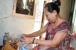 Những người vợ lặng lẽ theo chồng 'sống bám' bệnh viện