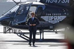 Tom Cruise 59 tuổi, tự lái trực thăng đến dự ra mắt phim