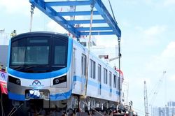 Cận cảnh bốc dỡ hai đoàn tàu cuối của tuyến Metro số 1 vừa cập cảng TPHCM