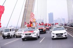 Cổ động viên Việt Nam diễu hành từ Hà Nội lên Phú Thọ tiếp lửa cho U23 Việt Nam