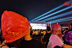 Muôn kiểu đội mưa cổ vũ U23 Việt Nam của người dân Phú Thọ