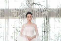 Hai thái cực mĩ nhân Vbiz trong ngày cưới: Người ngọt ngào thanh lịch, người cắt xẻ 'bốc lửa'