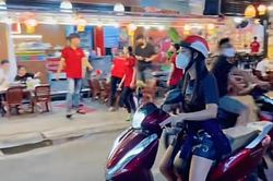 'Team qua đường' bắt gặp Hoàng Oanh tự chạy xe máy, Ái Phương đi xe công nghệ ra về sau sự kiện