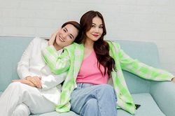Cặp bạn thân quyền lực của showbiz: Kẻ chân ngắn, người chân dài nhưng gout ăn mặc sang đều