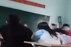 Nữ sinh dùng mũ bảo hiểm đánh tới tấp vào đầu bạn trước mặt thầy giáo