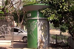 Nhà vệ sinh công cộng ở Hà Nội khóa cửa, nhếch nhác, không ai dám vào