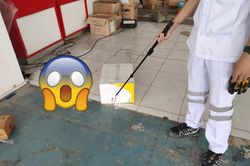 Nghe âm thanh lạ trong bưu kiện, mở ra mới tá hỏa vì món hàng cực nguy hiểm