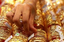 Giá vàng hôm nay bất ngờ lao dốc không phanh