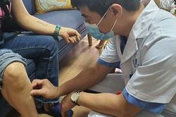 Hi hữu: Người phụ nữ ở Hà Nội biến chứng nặng sau tiêm filler làm thẳng chân