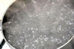 Vợ dội nguyên xô nước sôi lên chồng vì nghi anh ta bí mật lấy cô hàng xóm