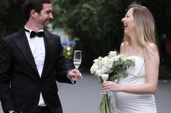 Nhân viên y tế Thượng Hải theo sau cô dâu để phun thuốc khử trùng