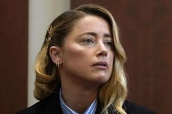 Amber Heard thay đổi kiểu trang điểm khi ra tòa