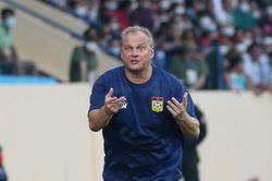HLV người Đức so sánh U23 Lào với Man City