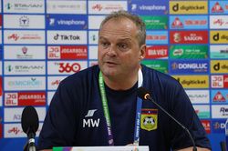 HLV U23 Lào: 'Chúng tôi giống như Man City trước Real Madrid'