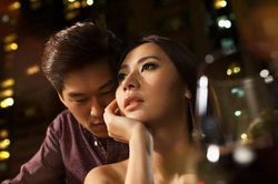Chuyến công tác về nhà trước hạn và sự thật trong phòng ngủ khiến chồng đứng không vững