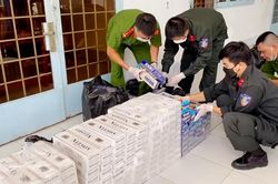 Tạm giữ 4.000 bao thuốc lá nhập lậu tại khu vực biên giới Châu Đốc