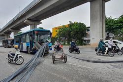 Xe 3 bánh tự chế chạy ngược chiều chở thép xuyên thủng kính xe buýt