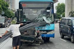 Bó sắt trên xe ba bánh tự chế xuyên thủng đầu xe buýt
