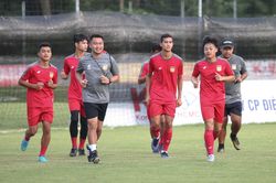 U23 Lào ra sân tập chỉ với một nửa đội hình