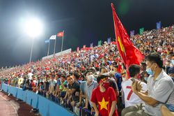 Không khí như lễ hội ở sân vận động Việt Trì