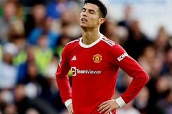 MU hết cửa dự C1, Ronaldo gặp riêng Sir Alex để nhận lời khuyên
